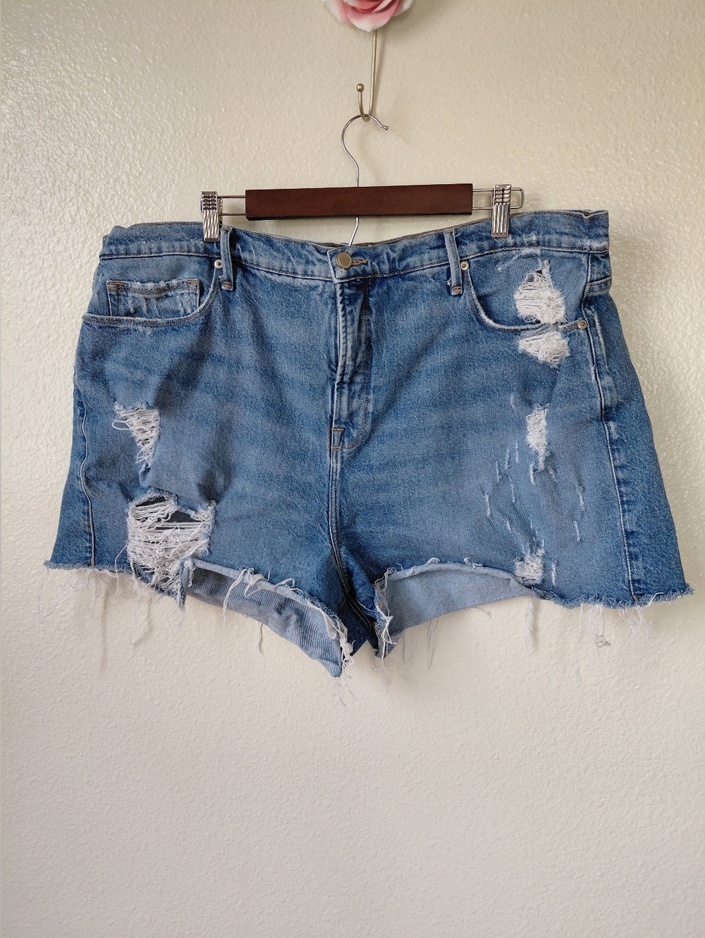 Good American- Women's Sz 18 Distressed High-Waist Denim Shorts - Light Blue .